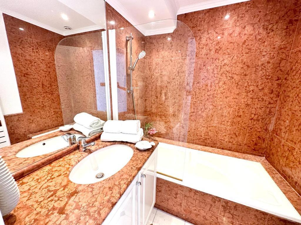 Panoramic Sea View Penthouse With Jacuzzi And 450 Sqm Terrace Apartment Antibes Bagian luar foto